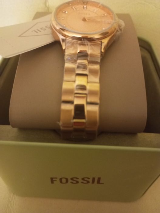 Часовник Fossil с кристали