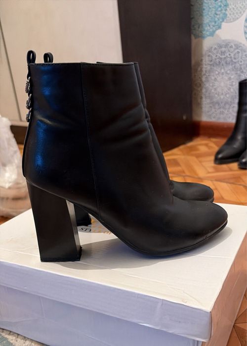 Қара түсті осений етік.