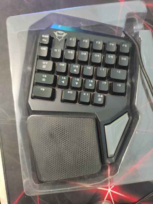 Trust - геймърска клавиатура - 50 % и оптична мишка tech