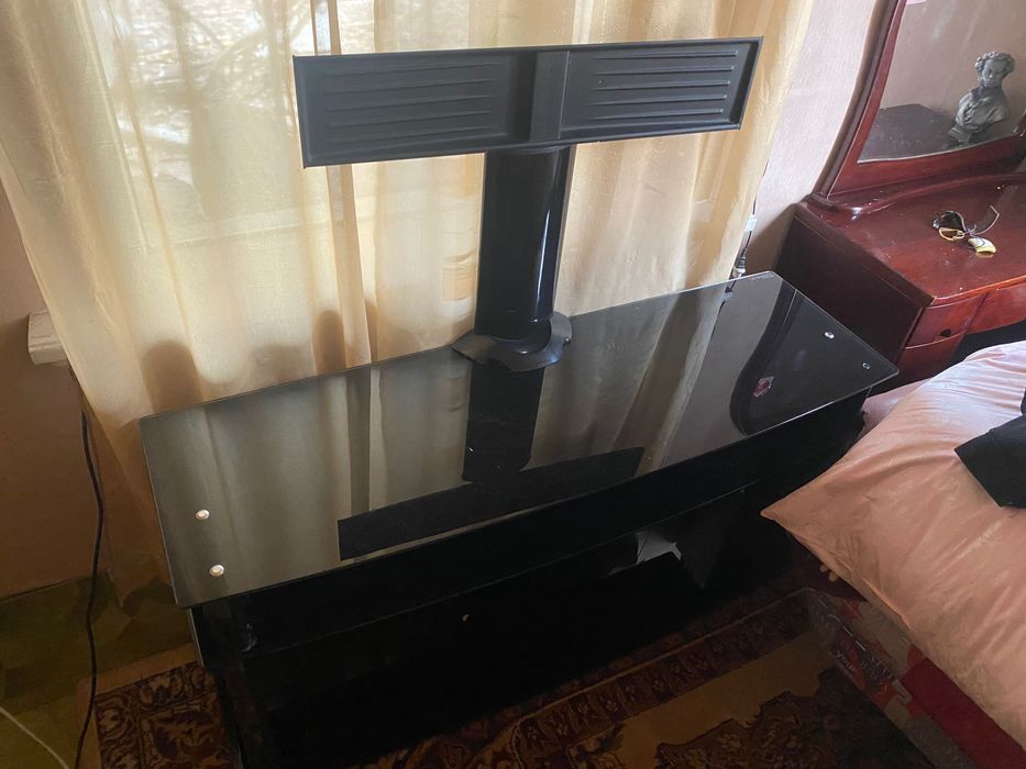 Тумба стеклянная под телевизор