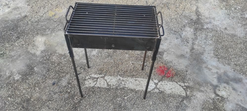 Скара на дървени въглища