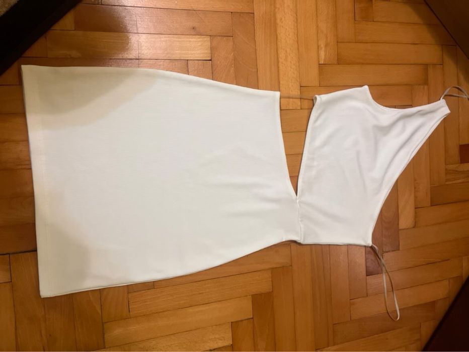 Бяла рокля по тялото