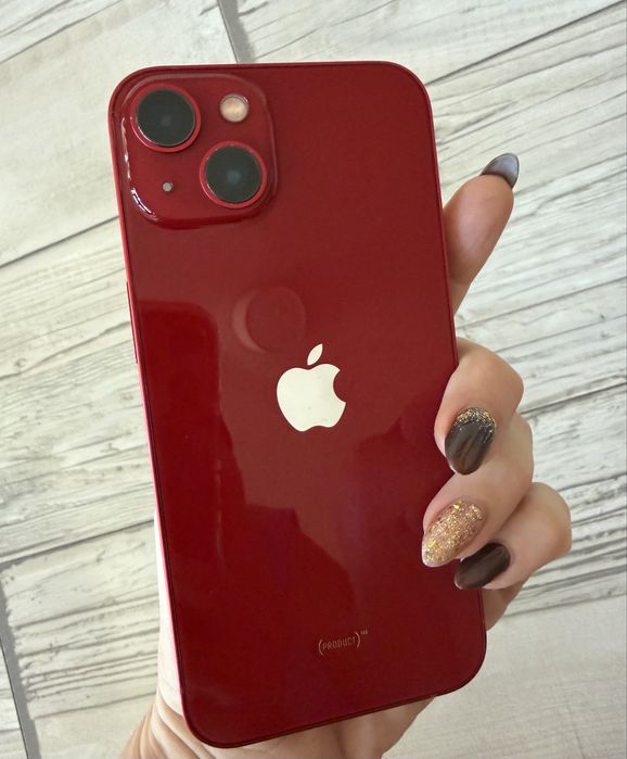 iPhone 13 червен телефон