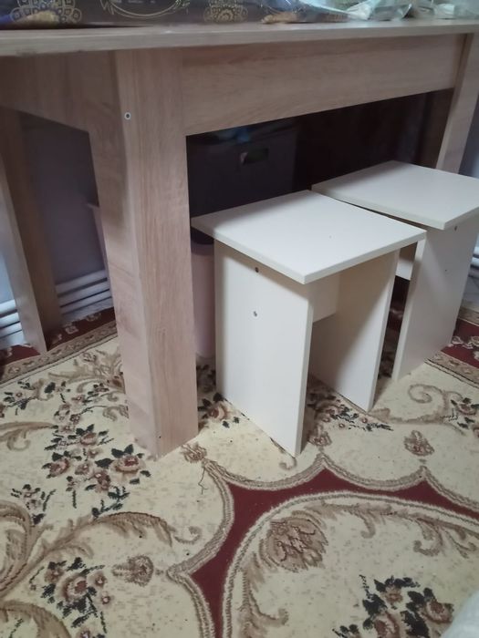 Стол и стулья в комплекте
