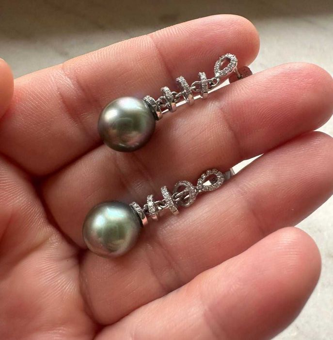 Pereche de cercei din aur alb, decorată cu diamante și perle Tahiti,