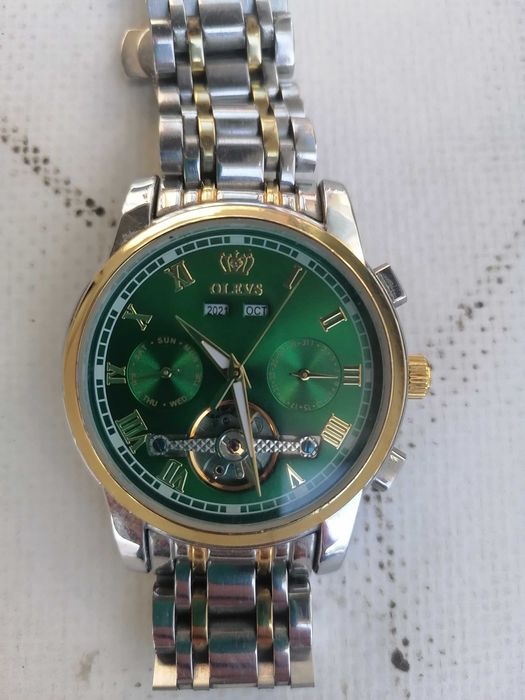 Продавам самонавиващ часовник Olevs водонепроницаем 3атм.