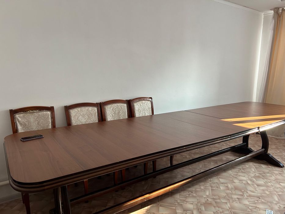 Стол со,12 стулями.