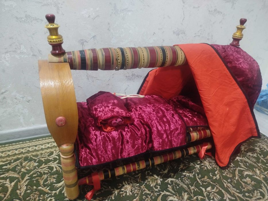 Бешик сотилади. Холати зор . Хамма нарсаси бор. Кошиб берилади.