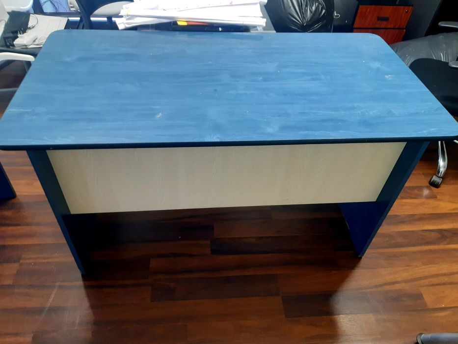 Vând 2 mese de birou