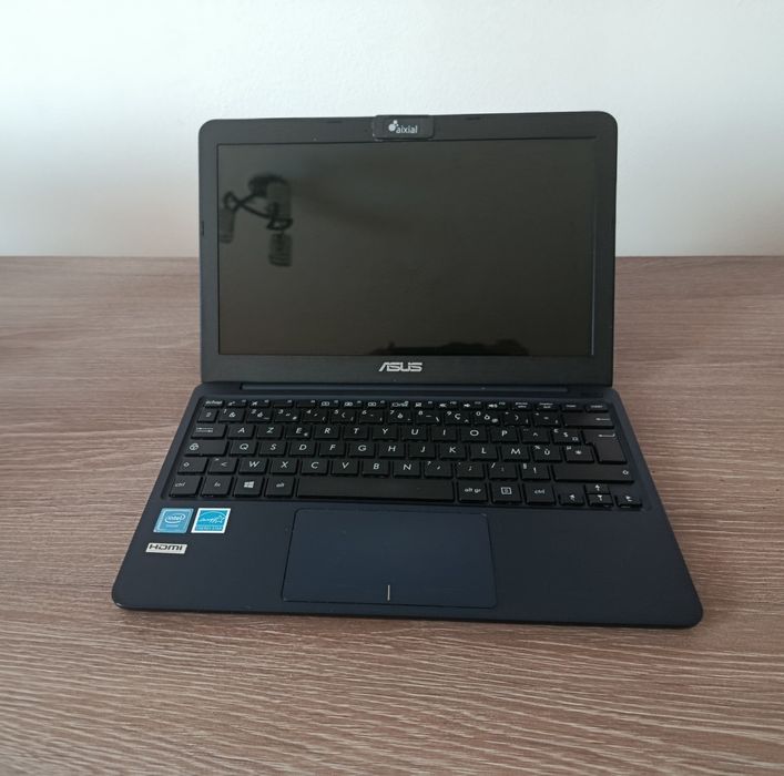 Vând laptop ASUS Notebook E200H (netestat)