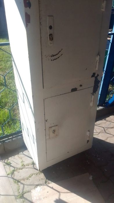 Старые сейфы, железные столы.