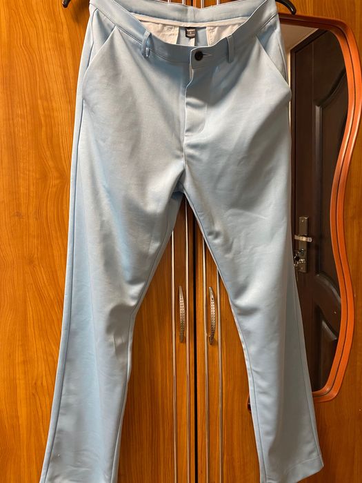 Vând costum bărbații nou