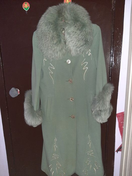 Palto sotiladi. Xolati alo darajada.