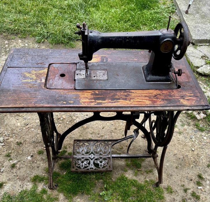 Vând o mașină de cusut Minerva originală