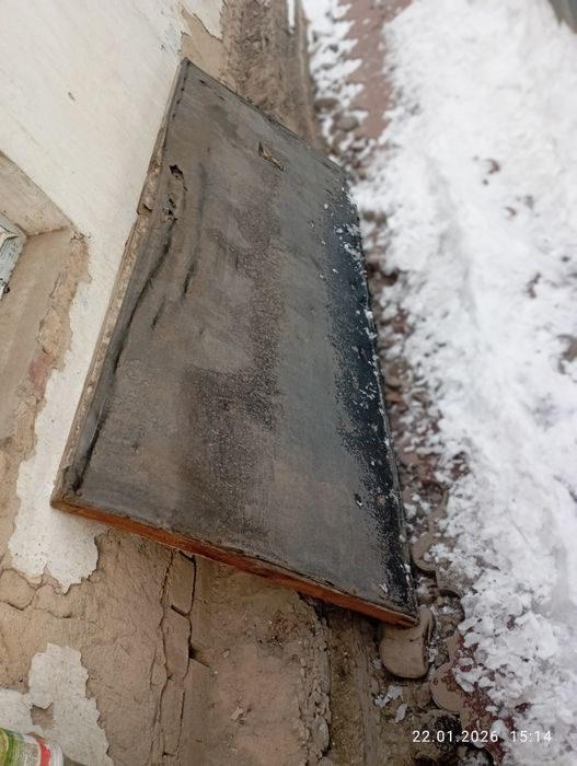 Доски, дрова, пенопласт.