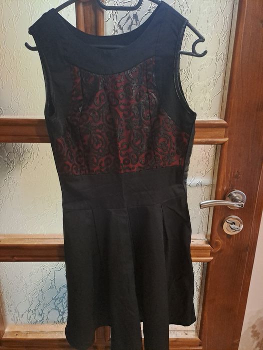 Различни дамски рокли