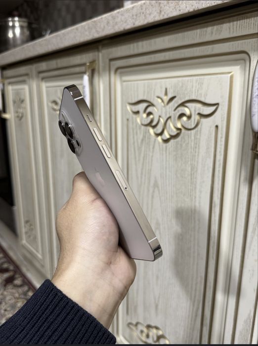 Iphone 13 pro  rangi oq. Hotirasi 256 gb yomksti 80%  kelishamiza narh