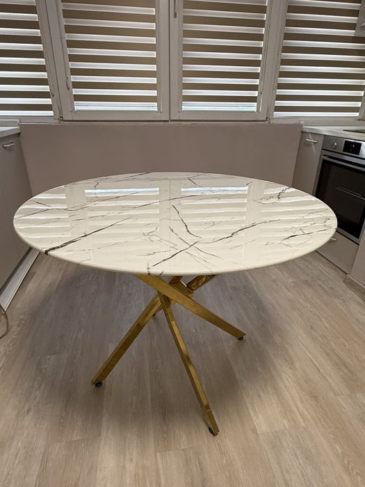 Кръгла маса ,трапезна