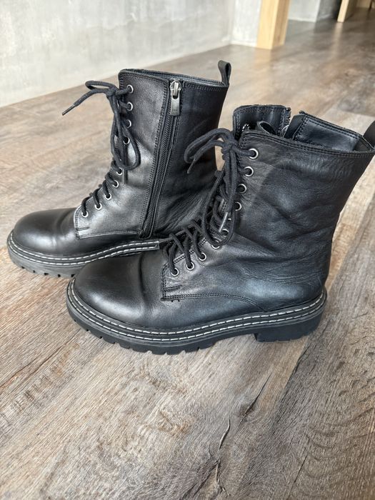 Женские ботинки в стиле мартинсов