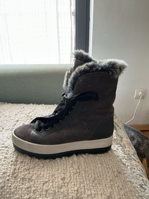 Ghete de piele intoarsa cu blanita decorativa si captusite cu blana 38