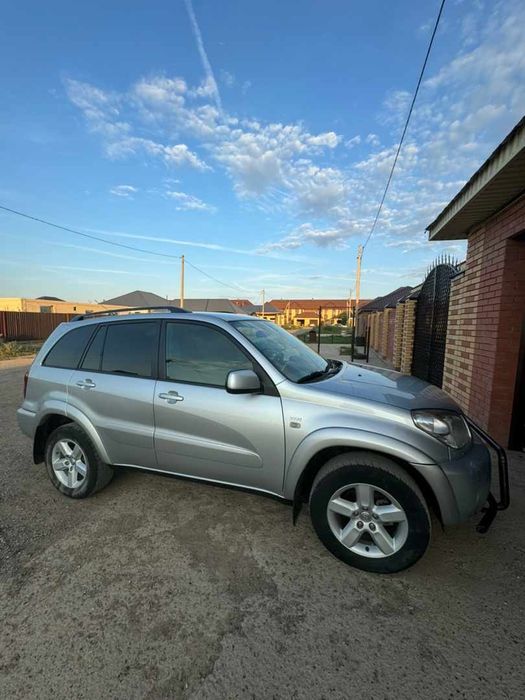 Машина тайота раф4 4