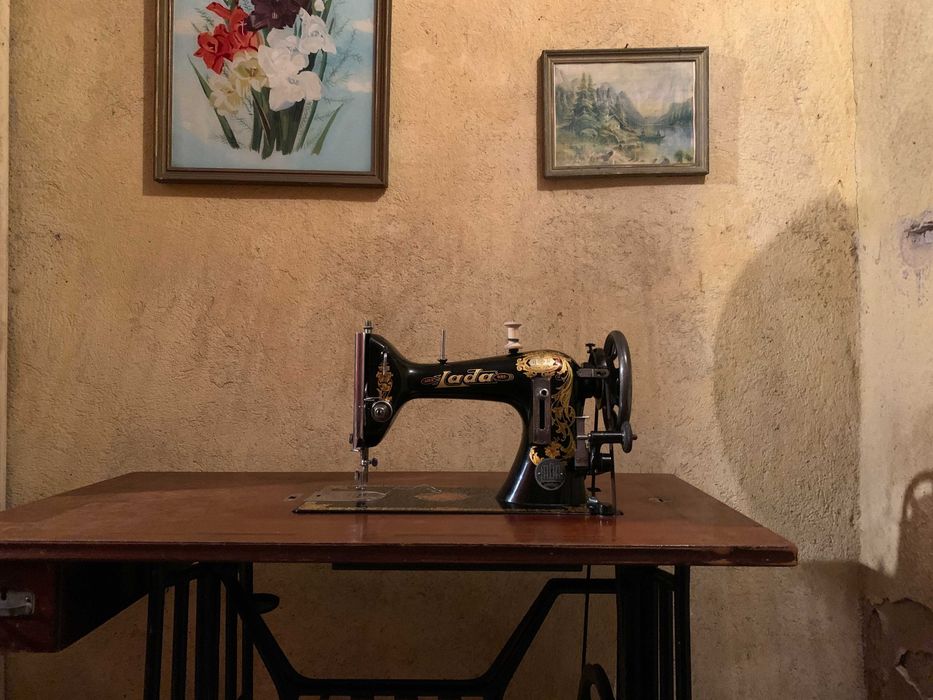 Старинна луксозна винтидж крачна шевна машина Lada Sobeslav 1930г