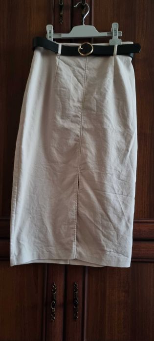 Fusta superba peste genunchi