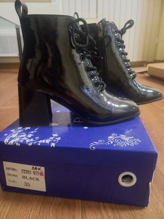 Лачени боти на ток!