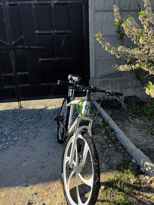 велосипед BMW белого цвета