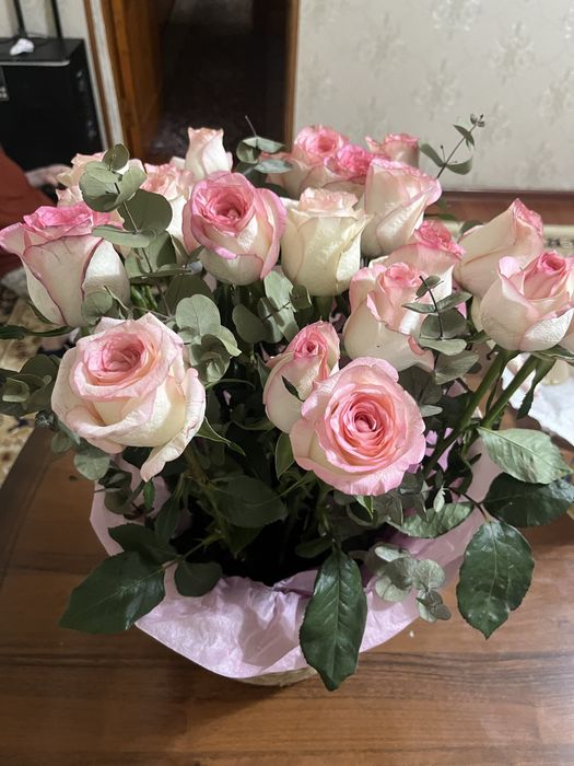 21 роза с корзинкам