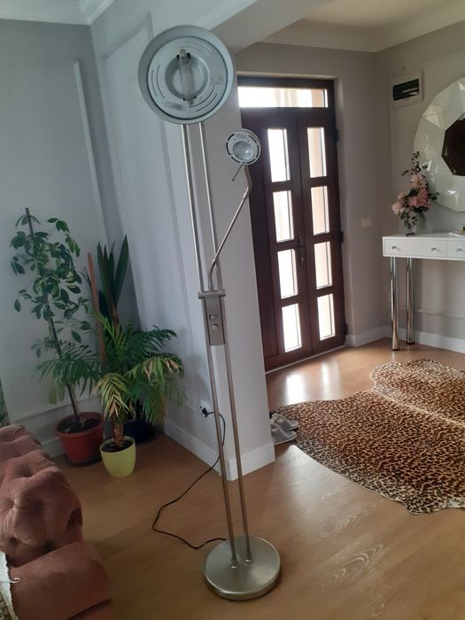 Lampa de camera cu picior