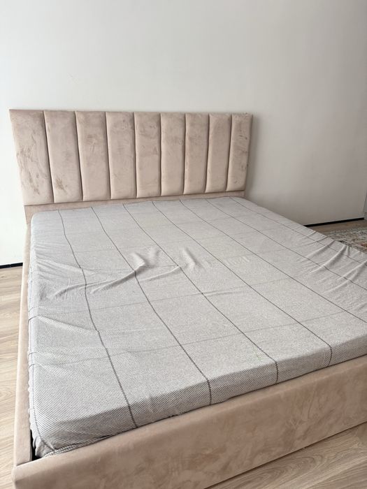 Продам кровать в подарок стол