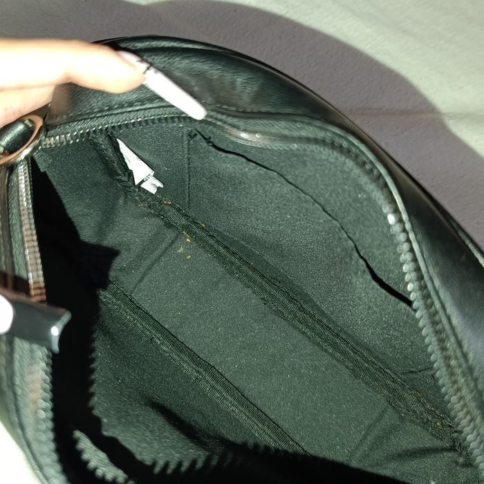 малка черна чанта