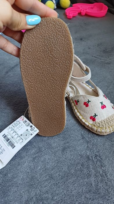 Детски сандали нови