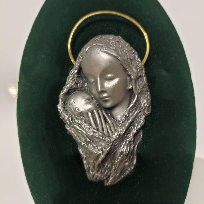 Икона Мадонна с младенцем на бархате.