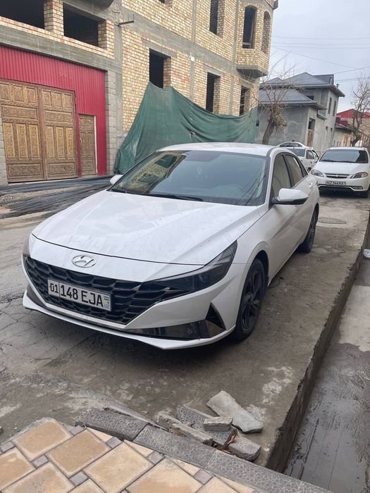 Hyundai Elantra белая