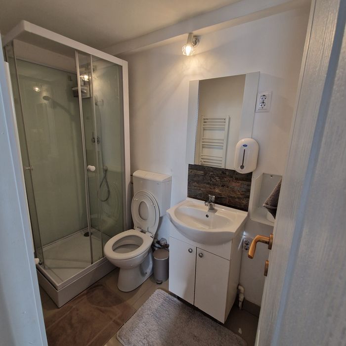Închiriez apartament la casa,, zona semicentrala