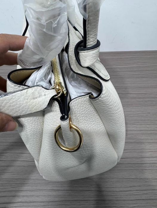 Женская сумка цвета айврори