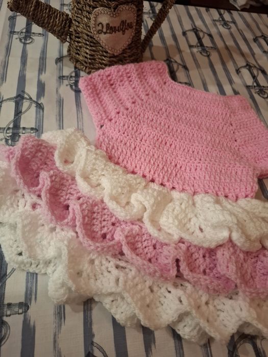 Ръчно плетена бебешка рокля