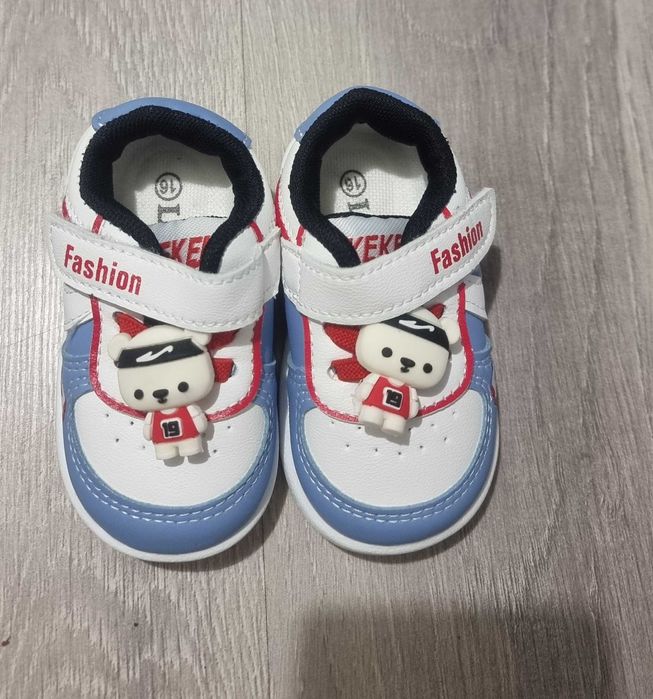 Продавам бебешки обувчици!