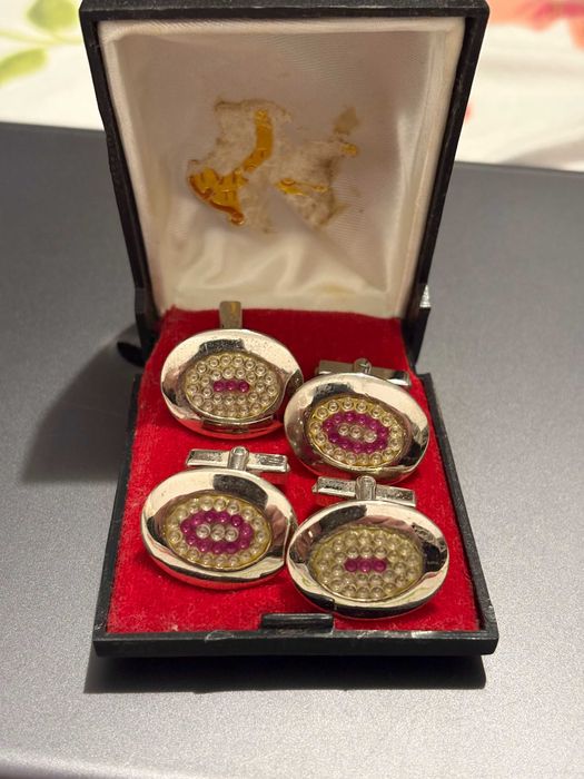 Butoni cu Safire si Rubine din anul 1978