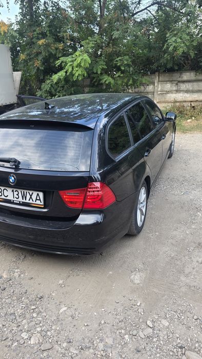 Vând BMW seria 3  316 anul2010 masinase poate vedea in Bacău nr telefon 0749535747