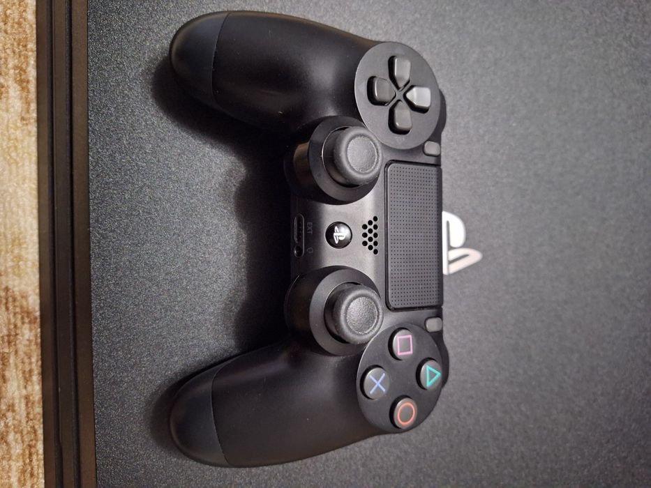 Playstation 4 pro без забележки като нов със 6 диска игри!