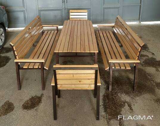 Дачные стол и скамейки.