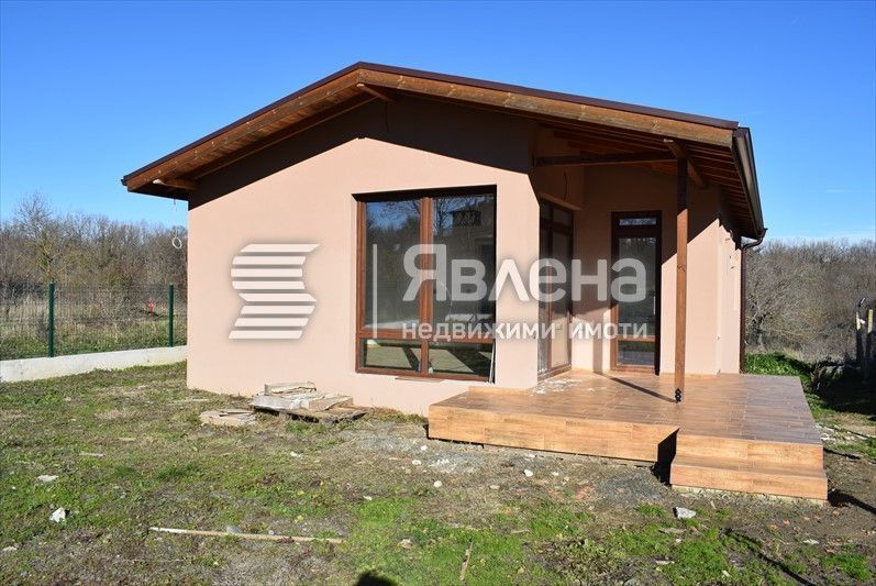 Агенция Явлена продава готова, едноетажна къща с п