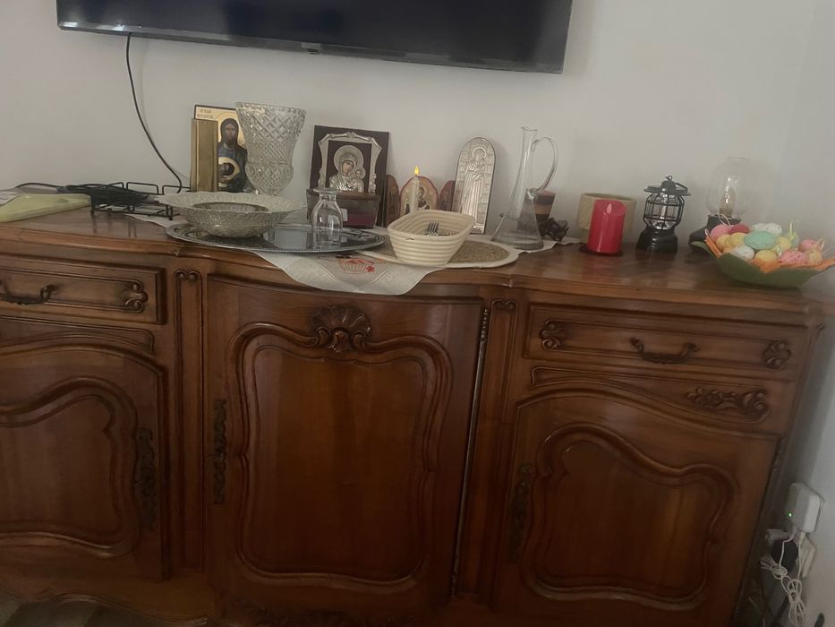 Vând  mobilă vintage compusă din comodă  nuc,set canapea 2 locuri și 2 fotolii,dulap cu vitrină și ceas pendulă!