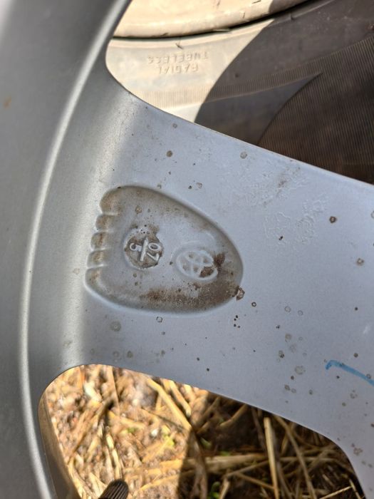 Продам оригинальные диски Тойота R17