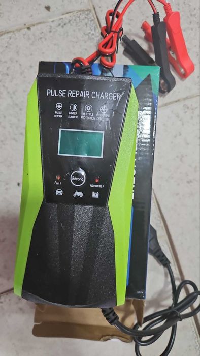 Импулсно зарядно 10А за автомобил с дисплей /преносима батерия за кола