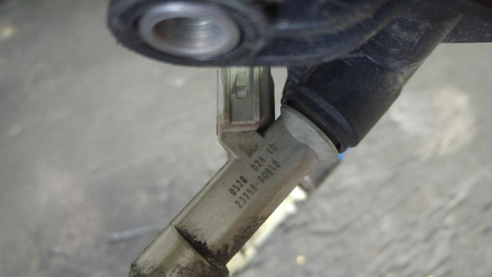 injector citroen c1  peugeot 107 toyota yaris aygo   1.0 b 1kr  23250-0q010