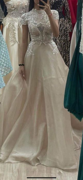 Официална рокля.